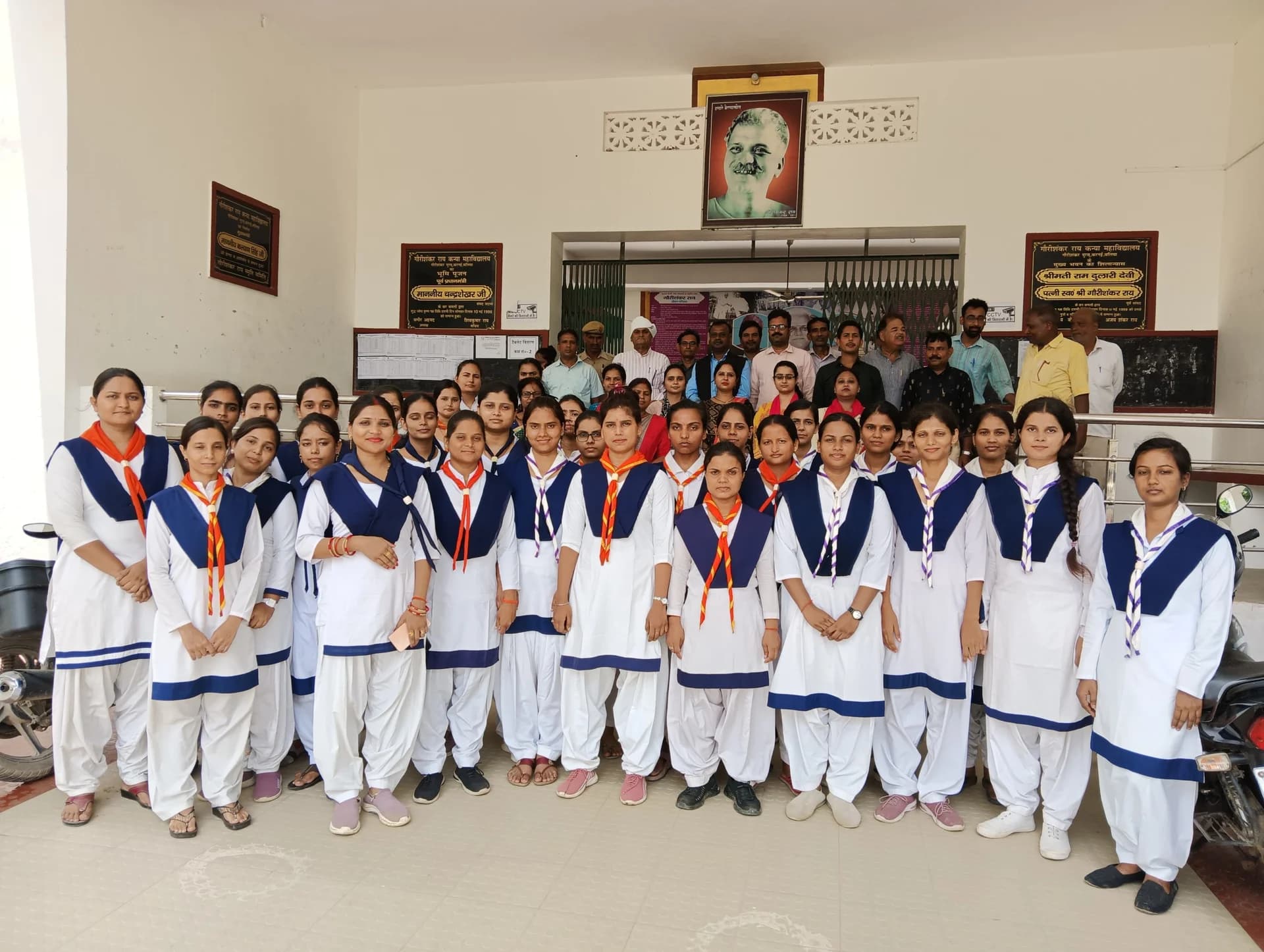 प्राध्यापक, कर्मचारी एवं छात्राएं — शैक्षणिक एवं सांस्कृतिक सहभागिता